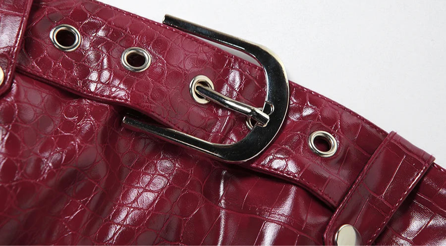 Gilet cache-poitrine rouge mat à motif serpent