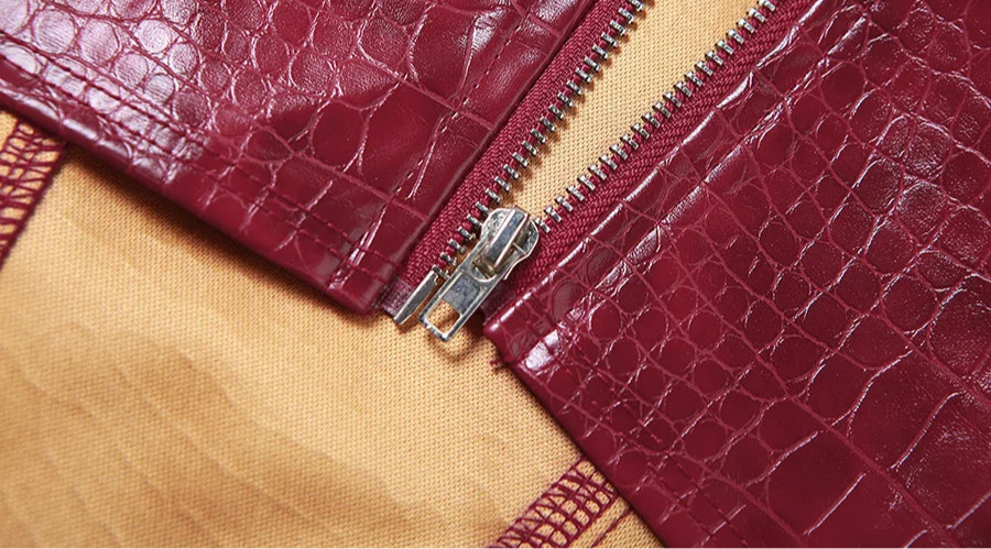Gilet cache-poitrine rouge mat à motif serpent