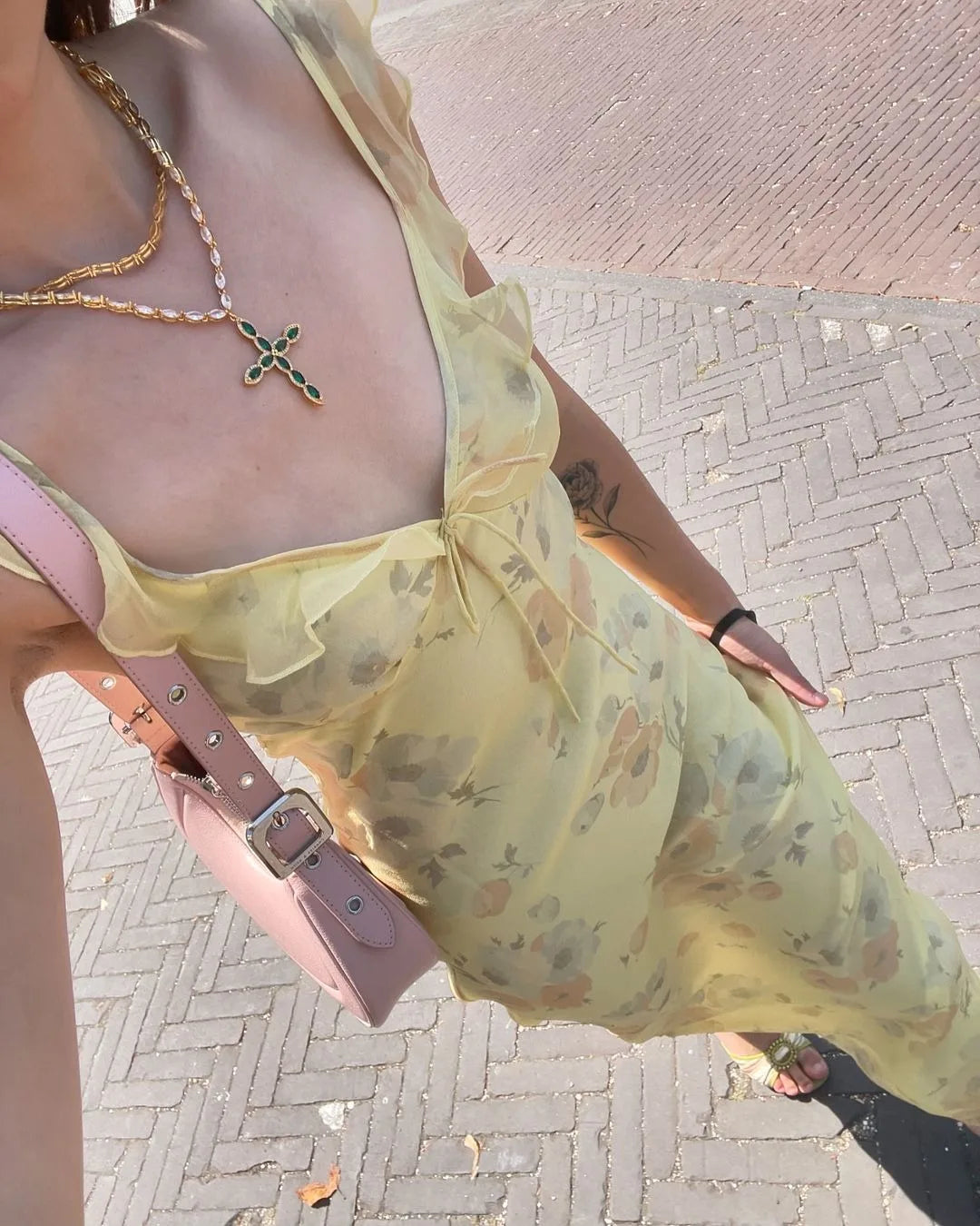 Gelbes, rückenfreies Midikleid mit Rüschen und Blumenmuster